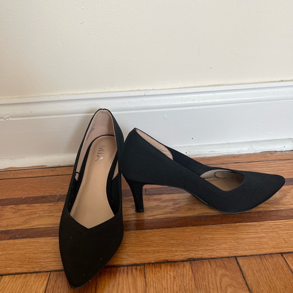 Black kitten heal pumps